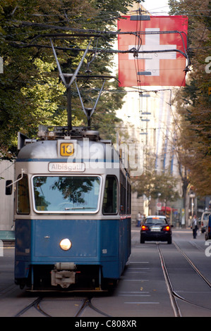 Svizzera, Zurigo, tram sulla Banhof strasse Foto Stock