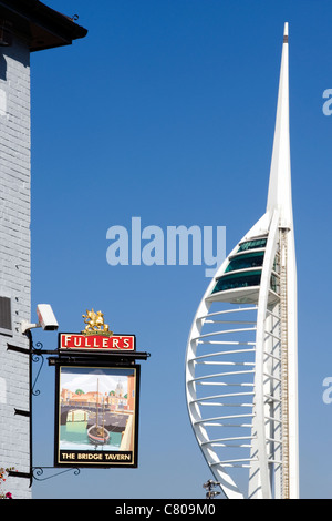 Tradizionale casa pubblica la taverna ponte di firmare con spinnaker tower dietro nella vecchia Inghilterra Portsmouth Regno Unito Foto Stock