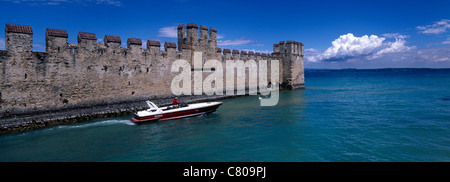 L'Italia, Lombardia, Lago di Garda, Sirmione il castello Foto Stock