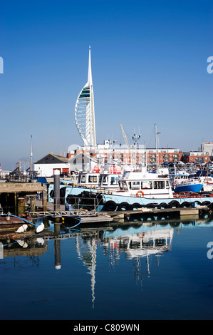 Vista sul porto di spice island old portsmouth spinnaker tower in background Foto Stock