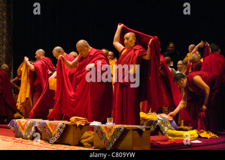 Monaci Tibetani partecipano in un Dalai Lama insegnamento sponsorizzato dal tibetano mongolo centro culturale - Bloomington, Indiana Foto Stock