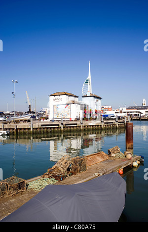 Vista sul porto di spice island old portsmouth spinnaker tower in background Foto Stock