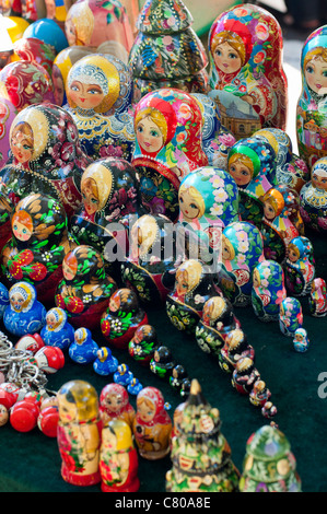 Tradizionale bambole russe in vendita al mercato di Odessa, Ucraina. Foto Stock