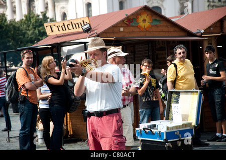 Agosto 2011, Praga, Repubblica Ceca - jazz band di riproduzione di musica in piazza della Città Vecchia Foto Stock