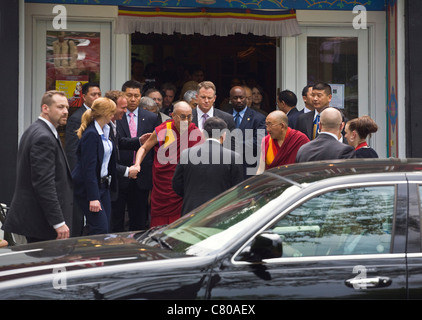 Il XIV Dalai Lama del Tibet e il servizio segreto - Bloomington, Indiana Foto Stock