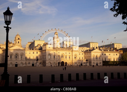 Fotografia a colori del Palazzo del Parlamento a Londra sera sole del tardo pomeriggio in autunno, il London Eye in distanza. Foto Stock