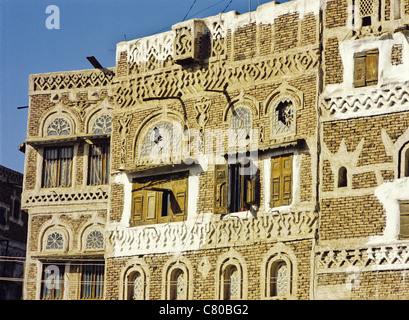 Dettagli architettonici che mostra tracery windows di un abitazione multipiano nella città vecchia di Sana'a, Yemen Foto Stock