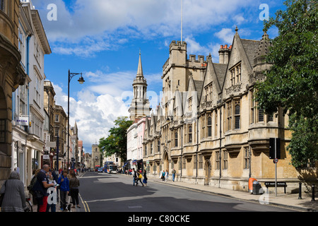 High Street con Brasenose College e università chiesa di Santa Maria Vergine a destra, Oxford, Oxfordshire, England, Regno Unito Foto Stock