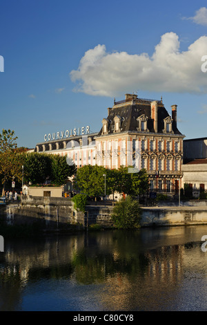 Il cognac casa di Courvoisier ( è stabilito sulle rive del fiume Charente nella città di Jarnac, Charente, Francia Foto Stock