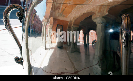 Vasi di argento o Gangajali sono rivendicate in modo da essere il più grande degli oggetti di argento nel mondo City Palace Jaipur India Rajasthan Foto Stock