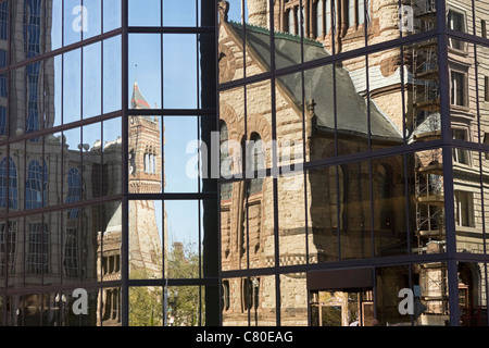 Chiesa della Trinità a Boston si riflette in un più moderno edificio di fronte alla strada. Foto Stock