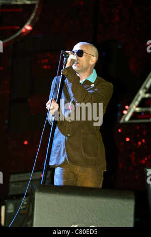 REM eseguendo sulla fase della piramide presso il festival di Glastonbury 2003 Foto Stock