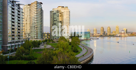 Waterfront che vivono lungo False Creek in Vancouver BC Canada Foto Stock