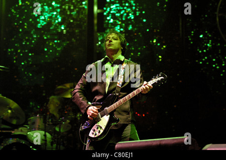 Peter Buck in rem eseguendo sulla fase della piramide presso il festival di Glastonbury 2003 Foto Stock