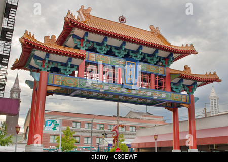 Tramonto a Chinatown Gate con la Union Station in Seattle Washington Foto Stock