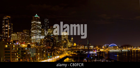 Seattle Washington Skyline lungo Puget Sound di notte Foto Stock