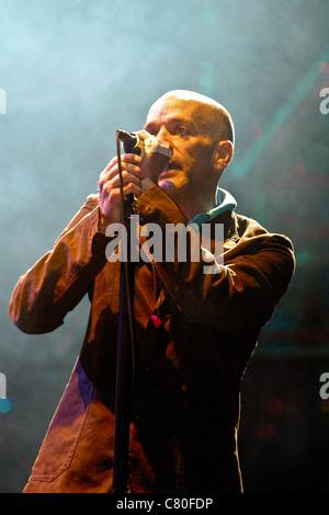 REM eseguendo sulla fase della piramide presso il festival di Glastonbury 2003 Foto Stock