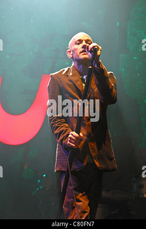 REM eseguendo sulla fase della piramide presso il festival di Glastonbury 2003 Foto Stock