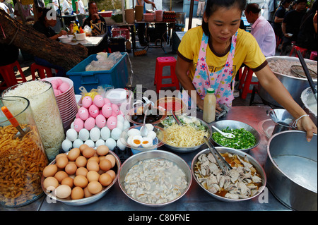 Thailandia, Bangkok, Street restaurant in Tha Chang street Foto Stock