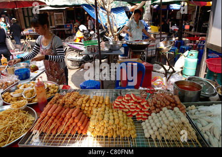 Thailandia, Bangkok, Street restaurant in Tha Chang street Foto Stock