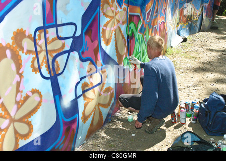 Graffiti artist presso la radura arena, Glastonbury Festival 2003. Foto Stock