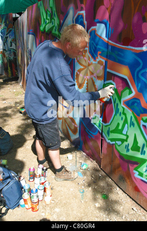 Graffiti artist presso la radura arena, Glastonbury Festival 2003. Foto Stock