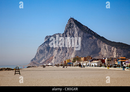 Di Santa Barbara e Spiaggia di Roccia di Gibilterra La Linea Cadice Andalusia Spagna Foto Stock