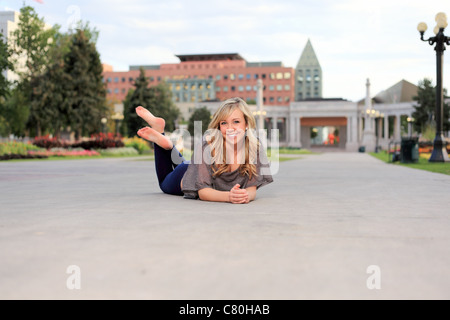 Un giovane, bella teen pone a Denver la Civic Center Park Foto Stock