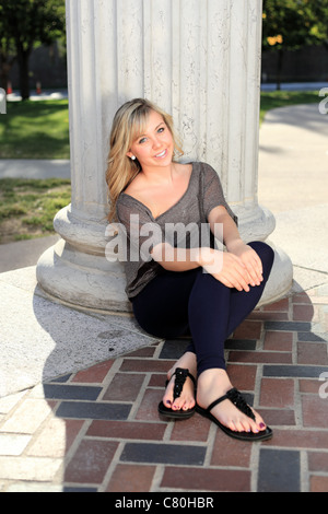 Un giovane, bella teen pone a Denver la Civic Center Park Foto Stock