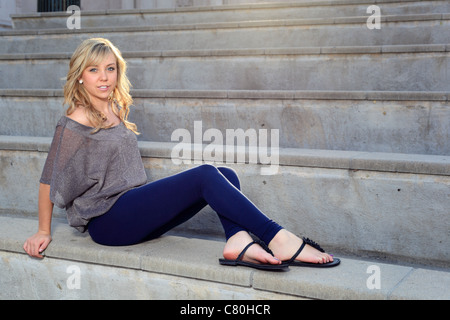 Un giovane, bella teen pone a Denver la Civic Center Park Foto Stock