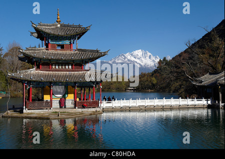 Cina Yunnan, Lijiang, Black Dragon pool, sfondo il Jade Dragon snow mountain Foto Stock