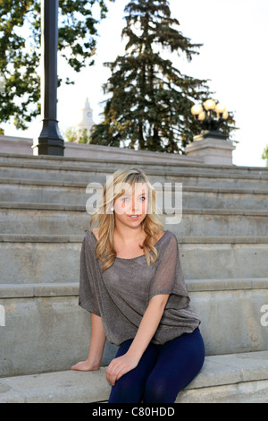 Un giovane, bella teen pone a Denver la Civic Center Park Foto Stock