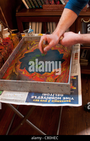 Un uomo che fa Ebru, un tipo di bagno turco tecnica di pittura, Istanbul, Turchia Foto Stock