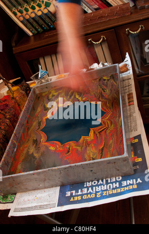 Un uomo che fa Ebru, un tipo di bagno turco tecnica di pittura, Istanbul, Turchia Foto Stock