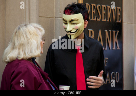 Uomo che indossa maschera di Guy Fawkes. Occupare Chicago protestare presso la Federal Reserve Bank. Foto Stock