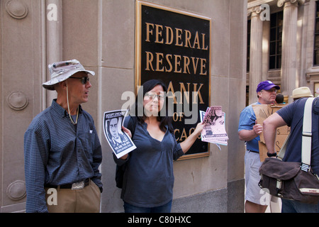 I dimostranti fuori della Federal Reserve Bank. Chicago, Illinois. Foto Stock