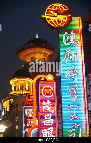 Cina, Shanghai, Nanjing Road al crepuscolo Foto Stock