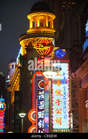 Cina, Shanghai, Nanjing Road al crepuscolo Foto Stock