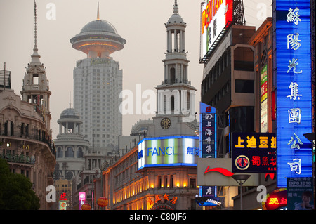 Cina, Shanghai, Nanjing Road al crepuscolo Foto Stock