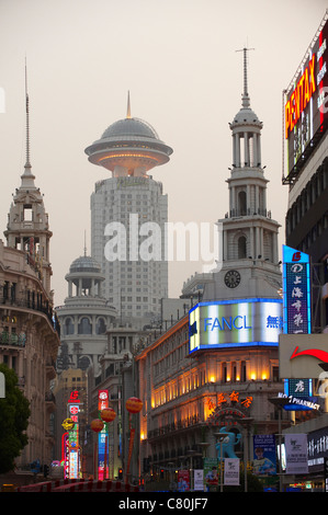 Cina, Shanghai, Nanjing Road al crepuscolo Foto Stock