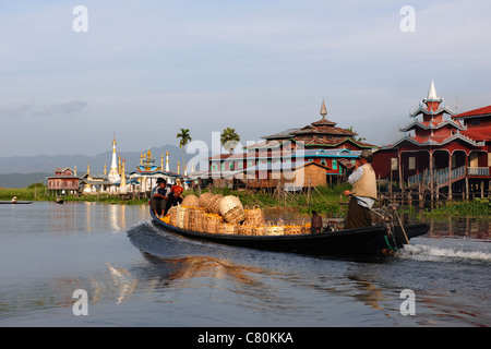 Myanmar Birmania, Stato Shan, Lago Inle, barca Foto Stock