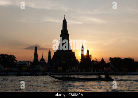 Thailandia, Bangkok, Wat Arun, tempio buddista, Fiume Chao Phraya al tramonto Foto Stock