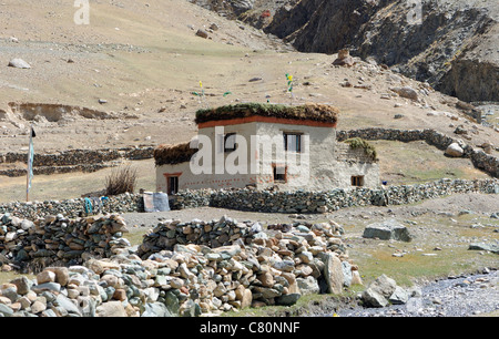 Un piatto tradizionale con tetto in casa del villaggio di Rangdum in Zanskar .. Legno per combustibile e il fieno vengono memorizzati sul tetto . Foto Stock