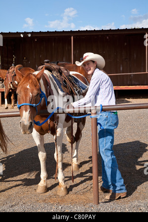 Cowgirl sul ranch Foto Stock