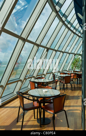 Cafe posti a sedere e tavoli all'interno di La Perla Perlan cupola di vetro Reykjavik Islanda città capitale EU Europe Foto Stock