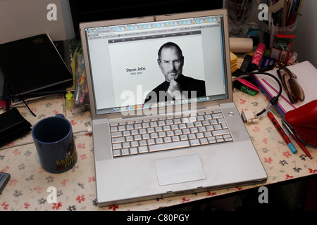 Il sito web di Apple nella pagina anteriore dopo la notizia di Steve Jobs la morte, oggi 6 ottobre 2011, Brighton East Sussex, Regno Unito. Foto Stock