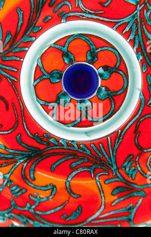 Modellato colorato piastra ceramica, Sicilia, Italia Foto Stock