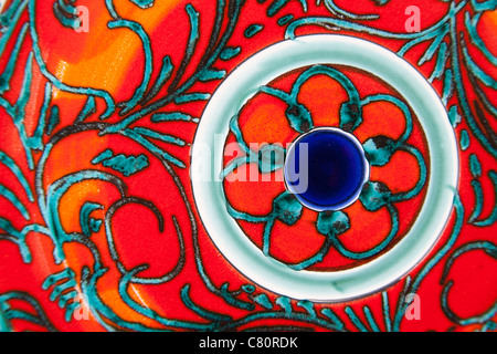 Modellato colorato piastra ceramica, Sicilia, Italia Foto Stock