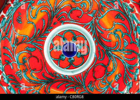 Modellato colorato piastra ceramica, Sicilia, Italia Foto Stock