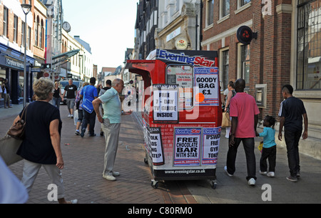 Stella di Ipswich e East Anglian Daily Times giornale regionale o di stallo chiosco in Ipswich Town Center Suffolk REGNO UNITO Foto Stock